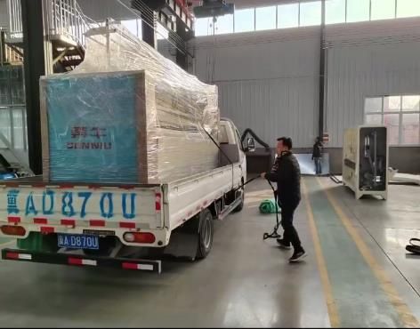 大棚棉被第四条生产线，三米棉被机到厂进行安装调试