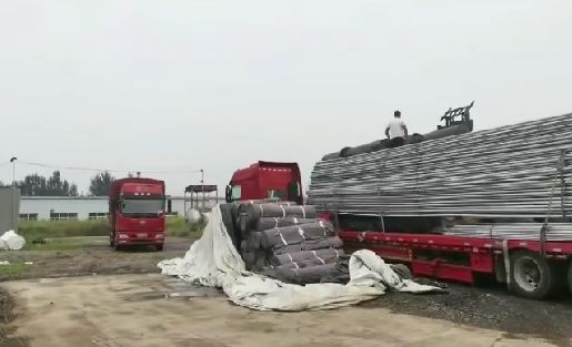 大棚保温被和相关配件装车发货